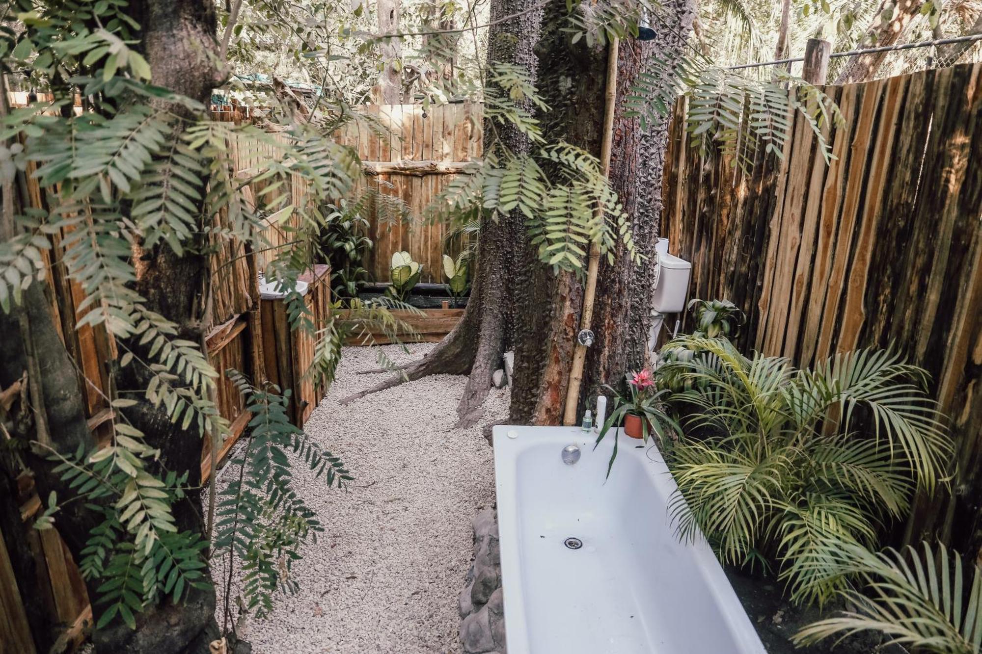 Zeneidas Surf Garden Playa Santa Teresa  Bilik gambar